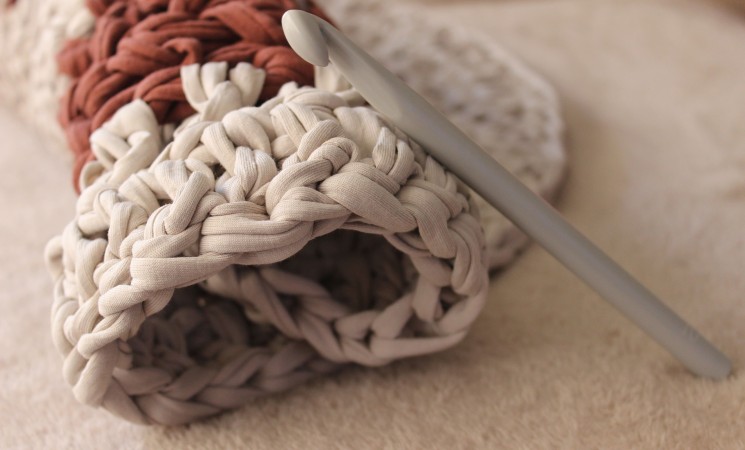 melhor barbante para crochê em peça artesanal com agulha e fio grosso