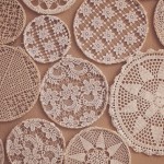 sousplat de crochê com barbante em diferentes modelos artesanais decorativos