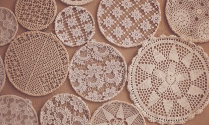 sousplat de crochê com barbante em diferentes modelos artesanais decorativos