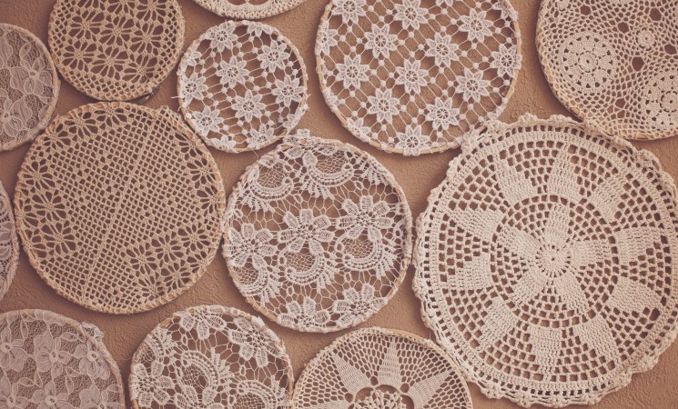 sousplat de crochê com barbante em diferentes modelos artesanais decorativos