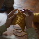 Pessoa fazendo crochê com barbante, demonstrando na prática os tipos de barbante para crochê em peça artesanal
