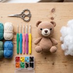 Kit de materiais para fazer amigurumi com novelos de linha de algodão coloridos, agulhas de crochê com cabo emborrachado, marcadores de ponto, fibra de enchimento e ursinho de crochê finalizado sobre mesa de madeira clara.